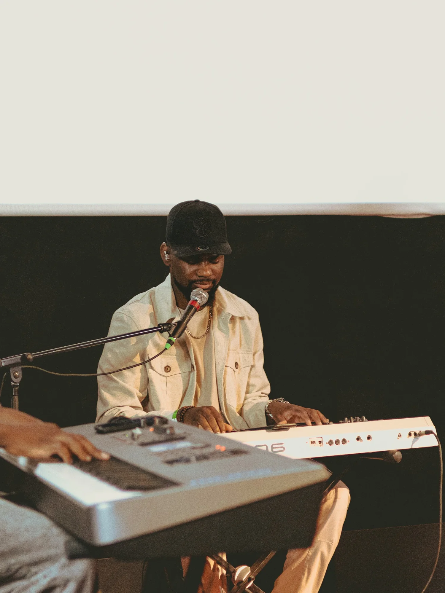 Un musicien pendant le culte